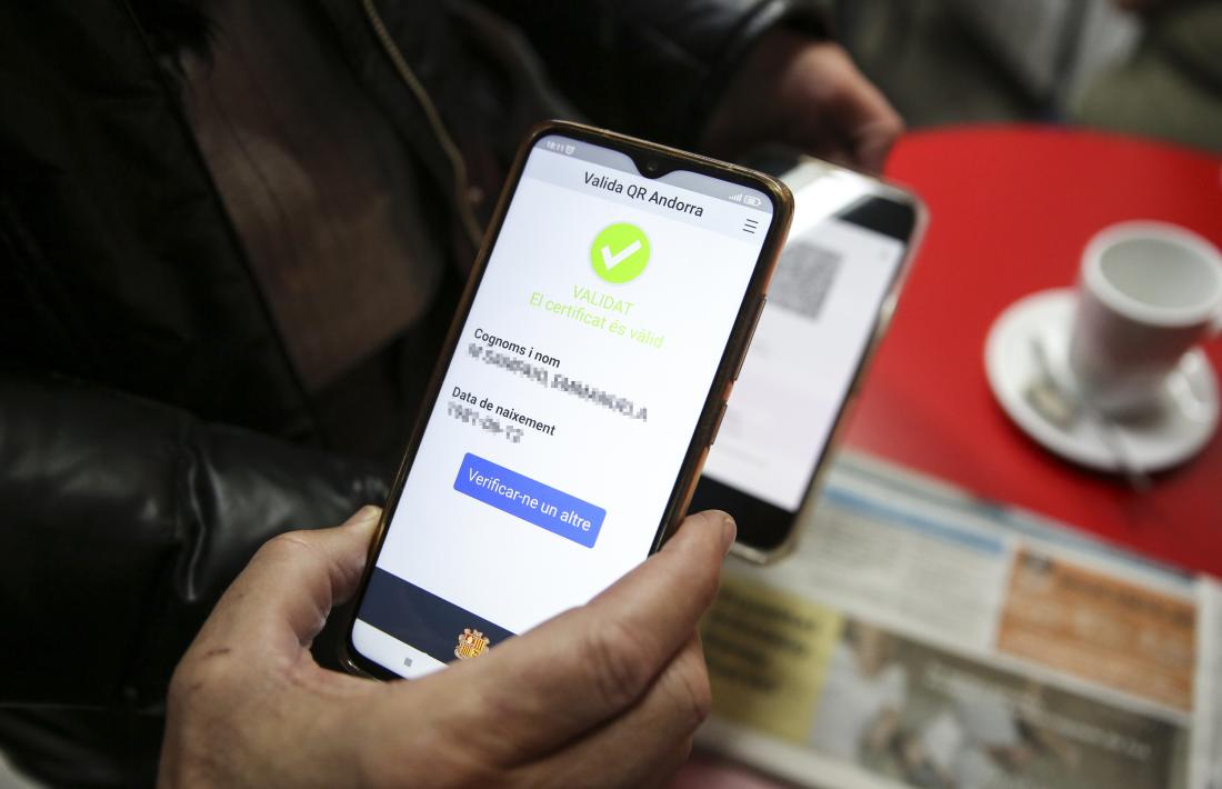 Lectura d'un codi QR en un establiment mitjançant l'aplicació andorrana.
