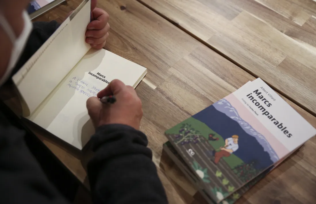 Albert Villaró firma un exemplar de ‘Marcs incomparables’ en la presentació d’ahir a La Trenca.