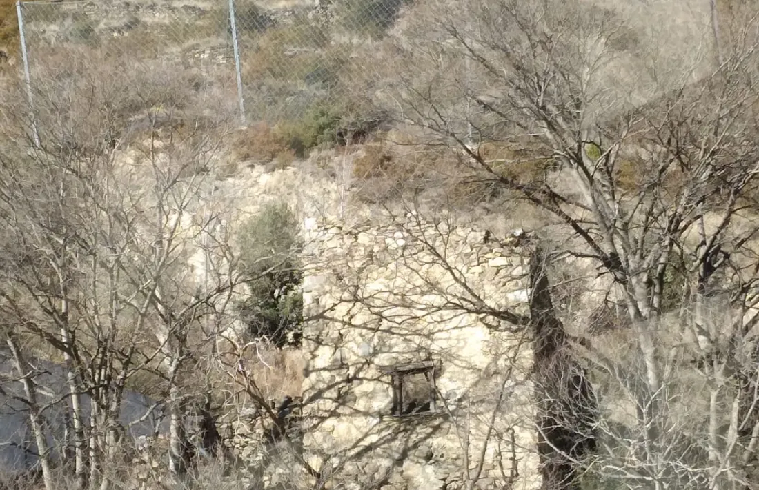 El colomer de Rocacorba, de difícil accés, presenta un aspecte ruïnós.