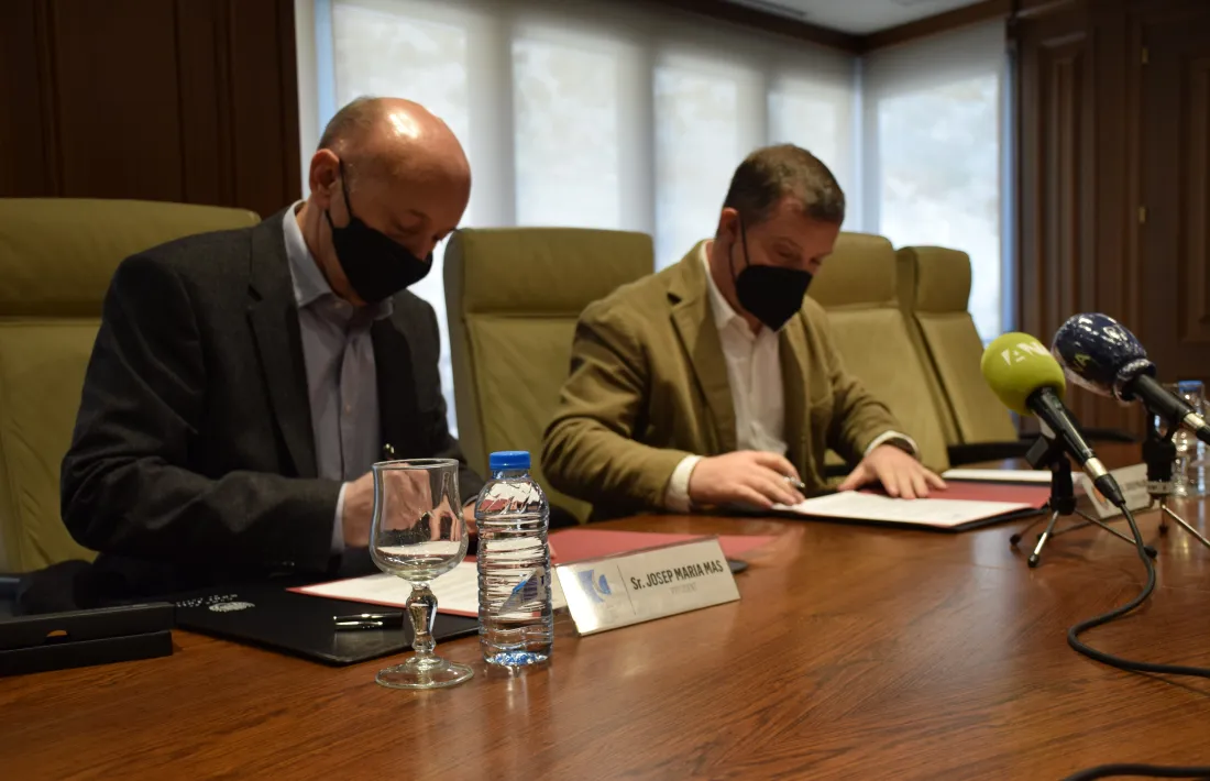 Un moment de la signatura del conveni de col·laboració entre el comú de Sant Julià i la Cambra de Comerç.