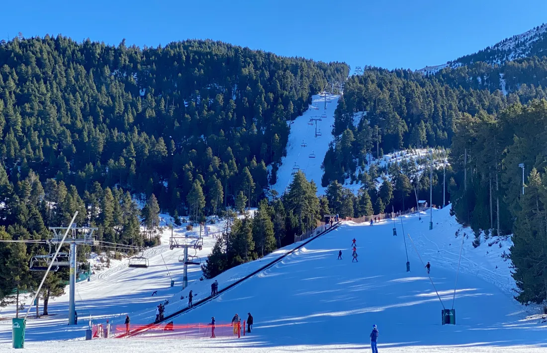 Imatge d’uns esquiadors lliscant per una de les pistes de l’estació de Masella, a la Cerdanya.