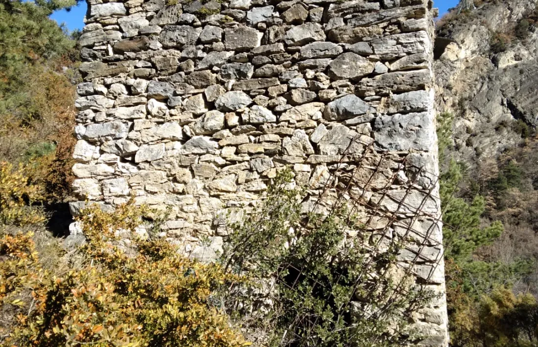 La porta del colomer, amb un arc de pedra en lloc de llinda de fusta, cas únic a Andorra.