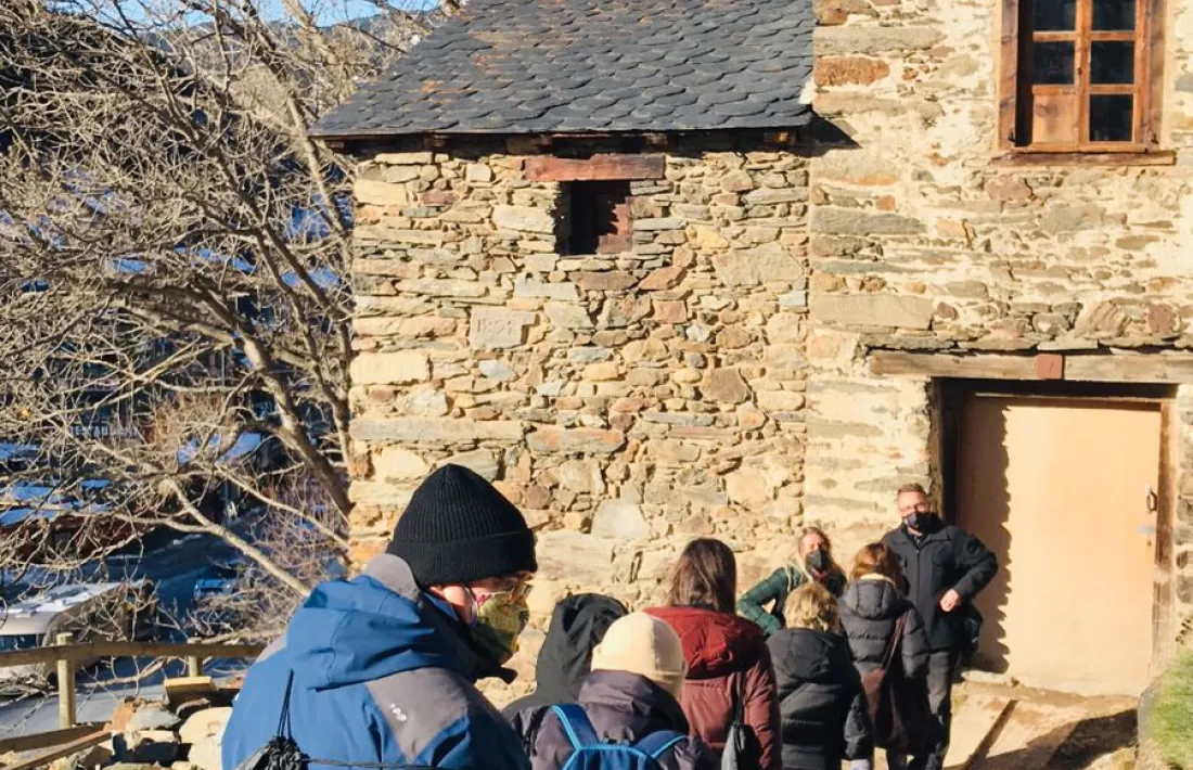 Rubio rep els participants de la ruta de ‘Morts...’ dissabte a cal Gastó de Ransol.