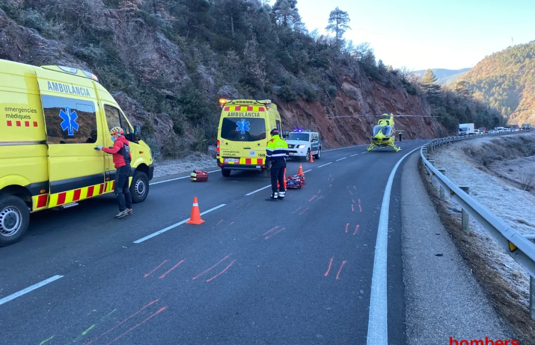 Els serveis d'emergències a la zona de l'accident a la C-14, aquest matí.