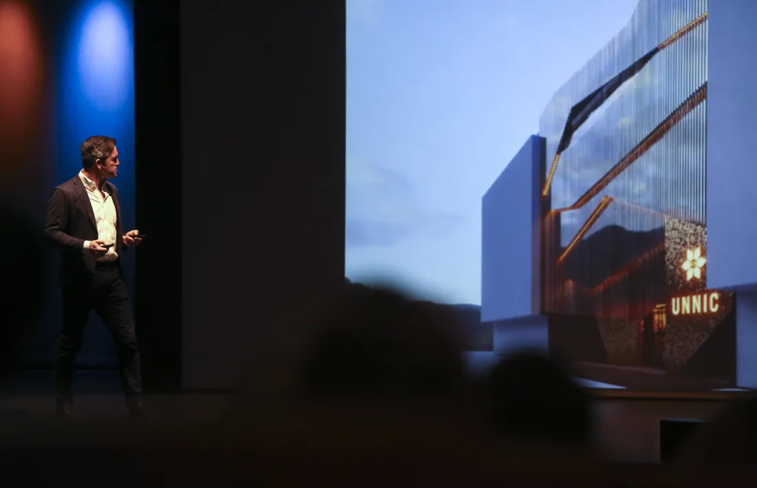 Clavel fent notar que la façana simula el contorn d'una muntanya.