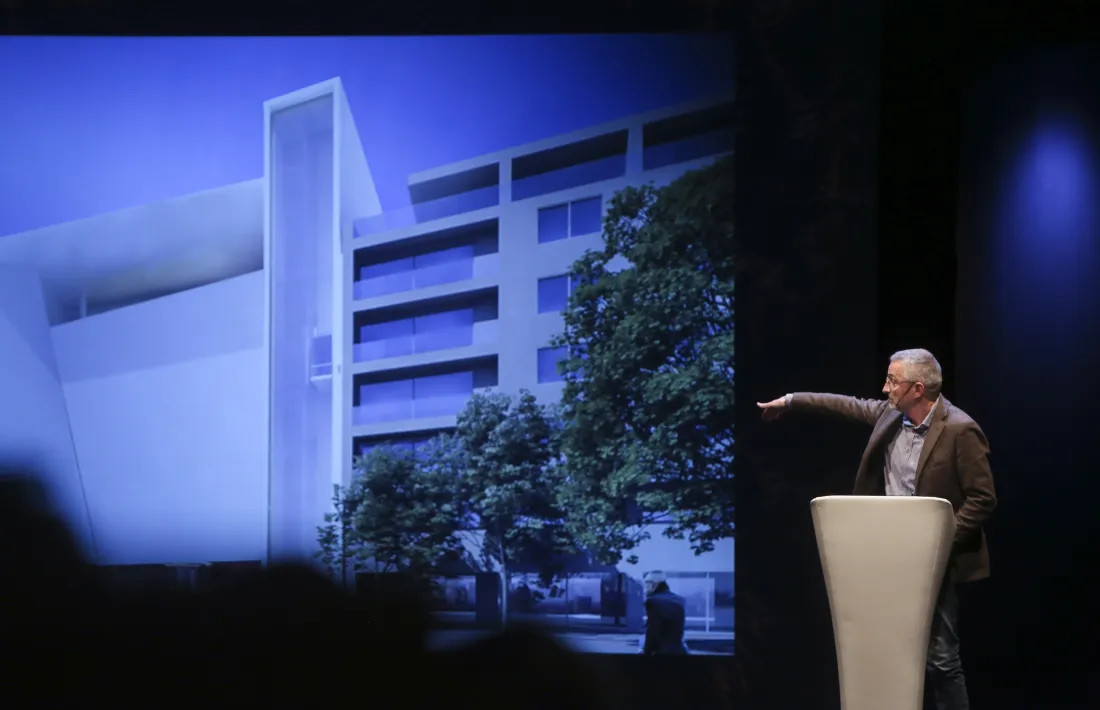 Espugas detallant les característiques de la façana.