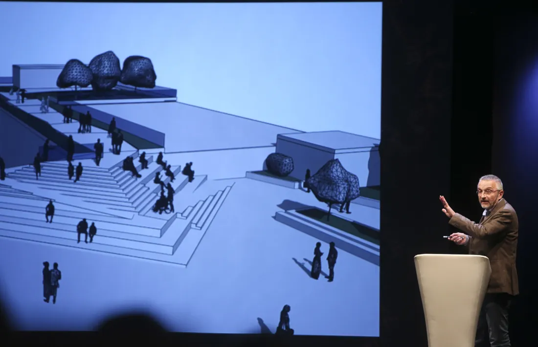 Espugas explicant com quedaria la plaça que es construirà sobre la coberta.