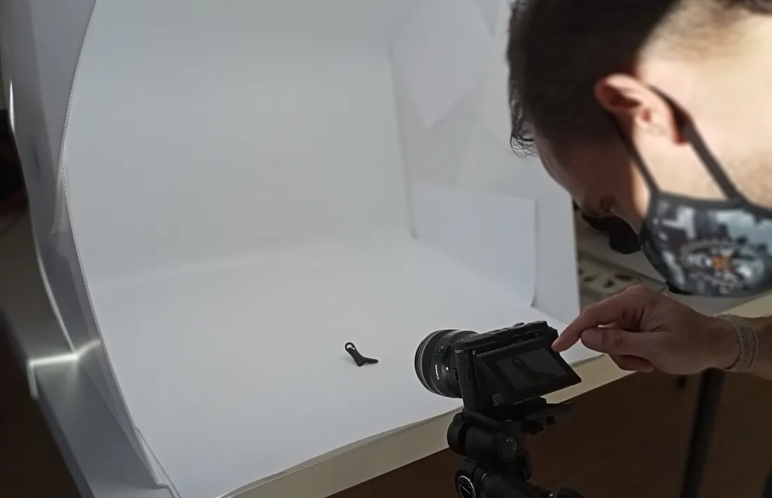 Sessió fotogràfica d’un peu votiu del bronze final, posem que cap al 1000 abans de Crist, procedent del roc de l’Oral.