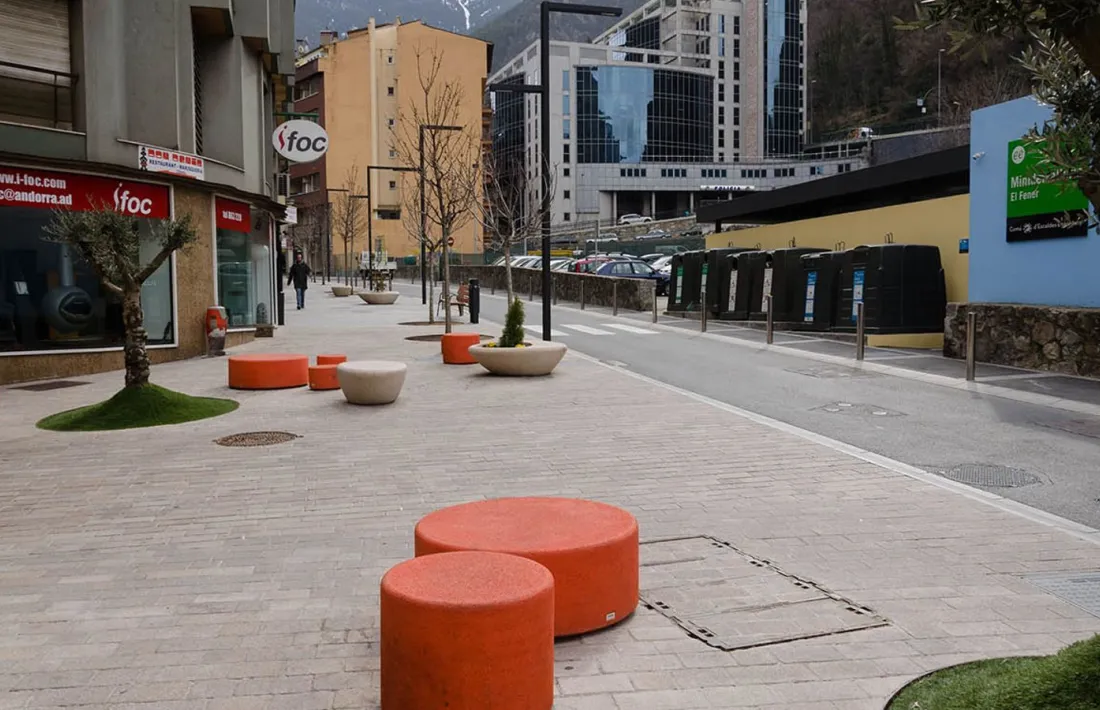 Al fons de la imatge, l'aparcament del Fener.