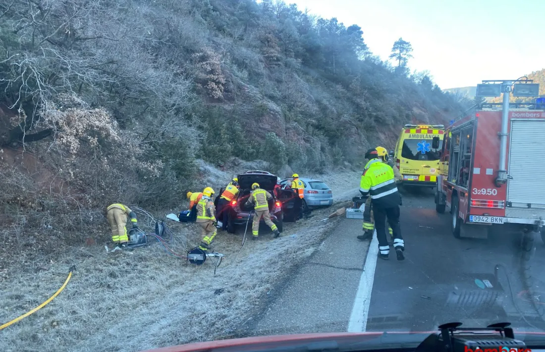 Els serveis d'emergències durant la intervenció en l'accident de la C-14.