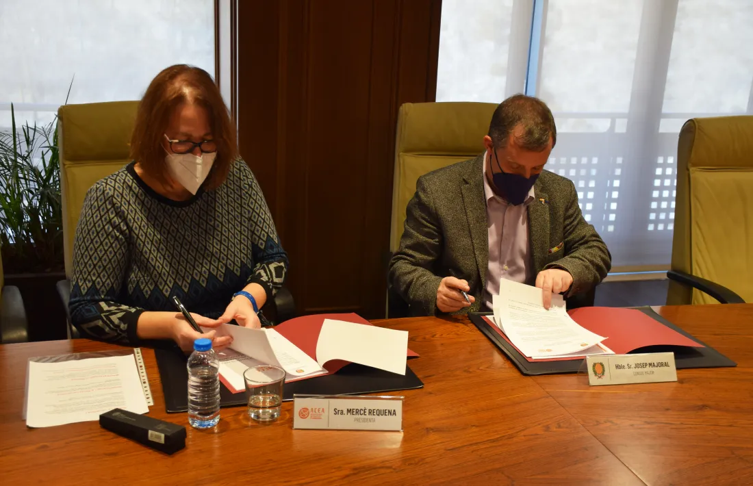 Un moment de la signatura del conveni.