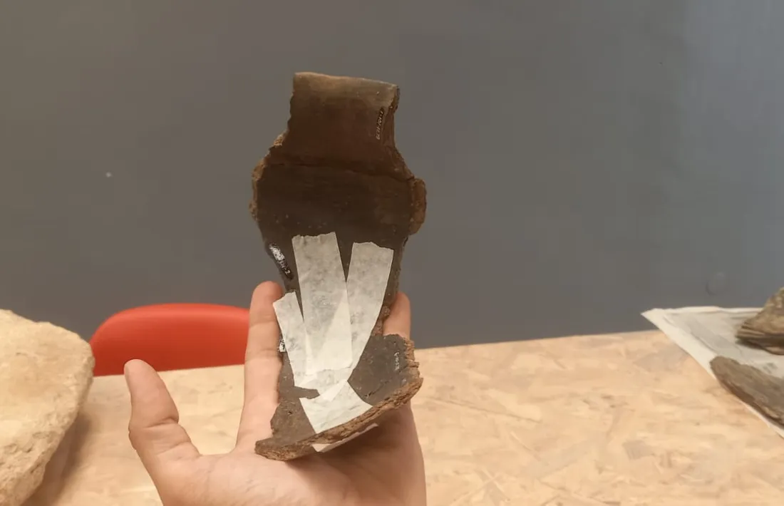Fragments d’un bol de ceràmica que va ser recuperat al sondeig de la balma del Llunci.