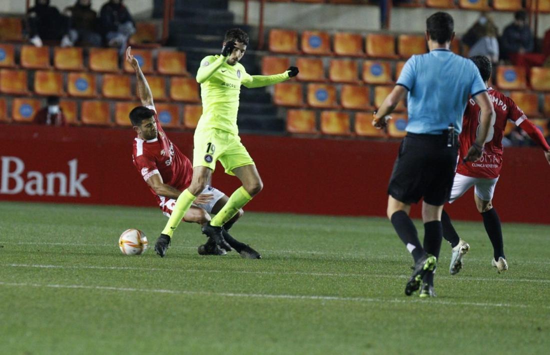 Manu Nieto, el davanter andalús de l’FC Andorra, va fer doblet i també va provocar un penal contra el Gimnàstic Tarragona.