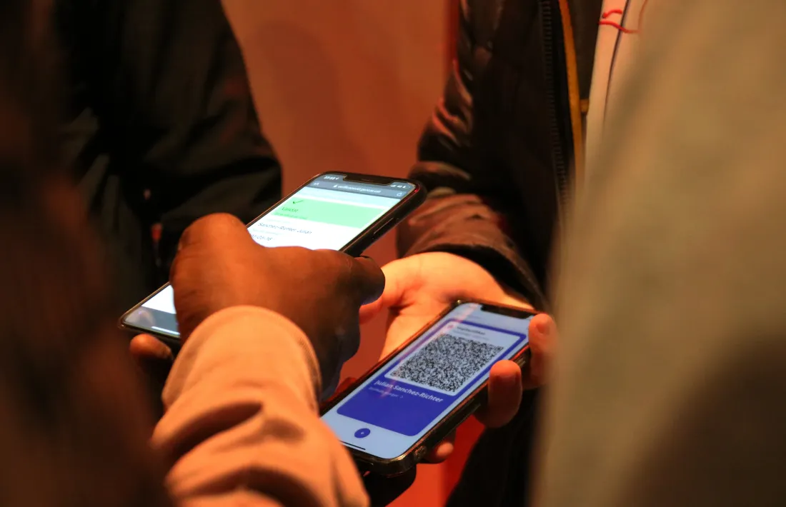 Un control de passaport Covid.