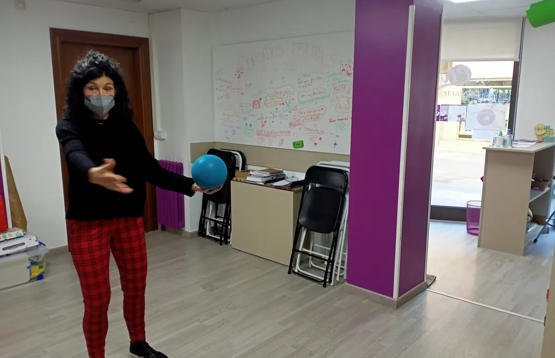 La professora d’Entreacte, a la sala fins on es van colar els nois per demanar-li que li donessin la pilota que subjecta.