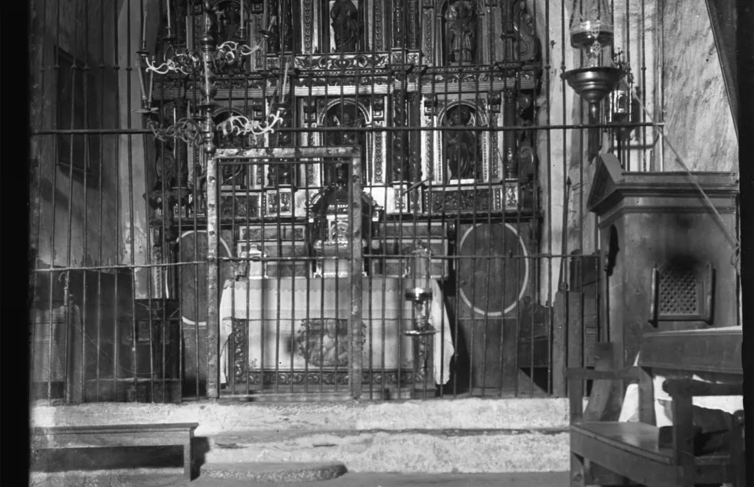 Fotografia anterior al 1924 on es veuen les dues portes i el davant d’altar del retaule ara recuperades.