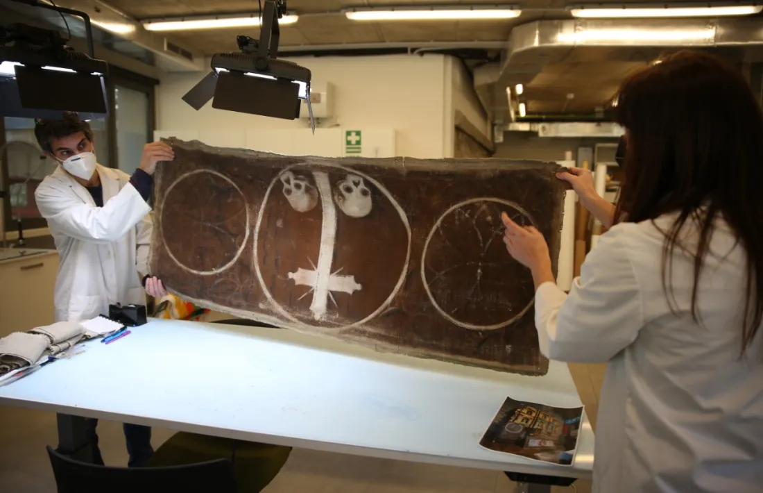 Lluís Segura i Mireia Tarrés sostenen el revers del davant d'altar de Santa Eulàlia. Atenció a les calaveres, glups.