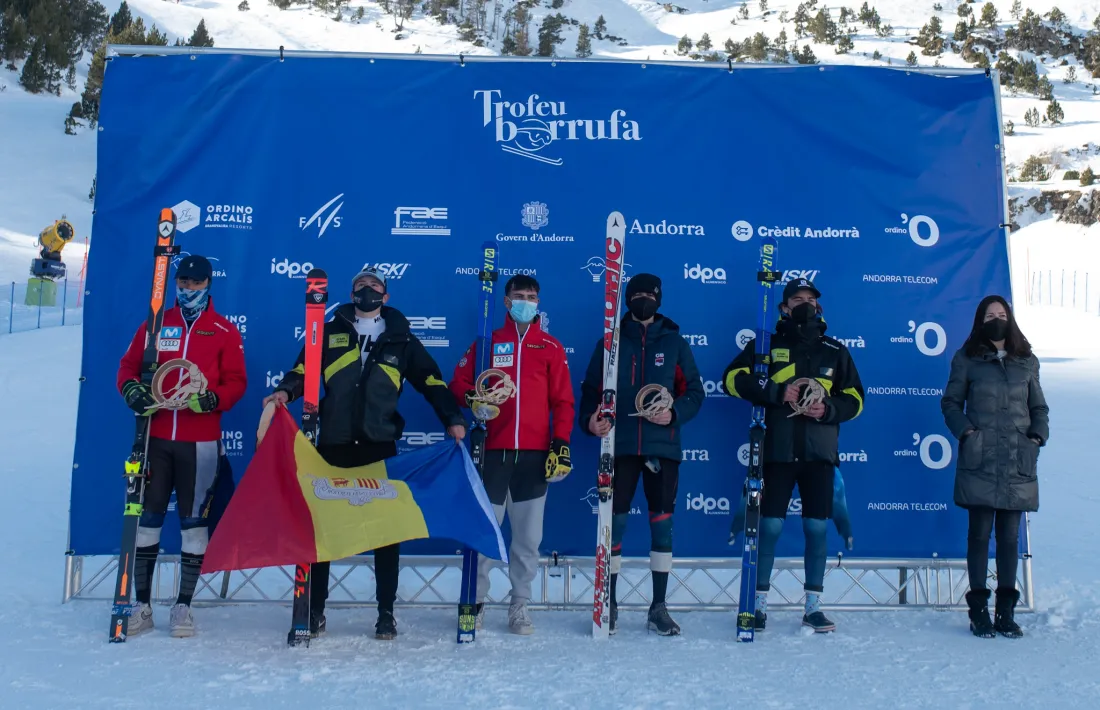 Maià Font al podi després de fer-se amb l’or i Carlos Salinas, cinquè.