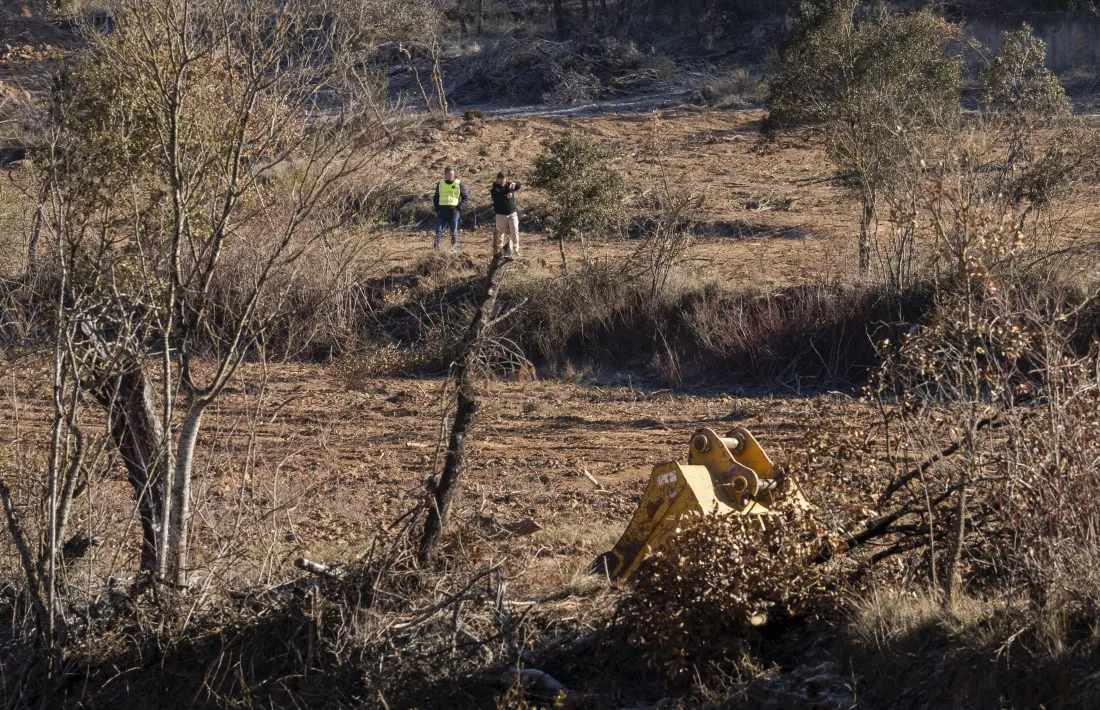 Investigadors, a la finca on es va produir el crim. 