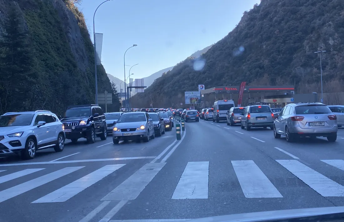 La cua de vehicles s'allarga fins a l'entrada de Sant Julià.