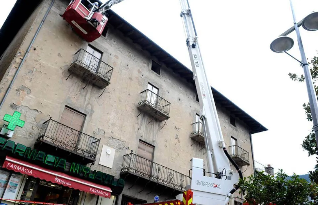 Tècnics de Patrimoni es van enfilar el desembre del 2017 a la façana per fer calcs dels medallons.
