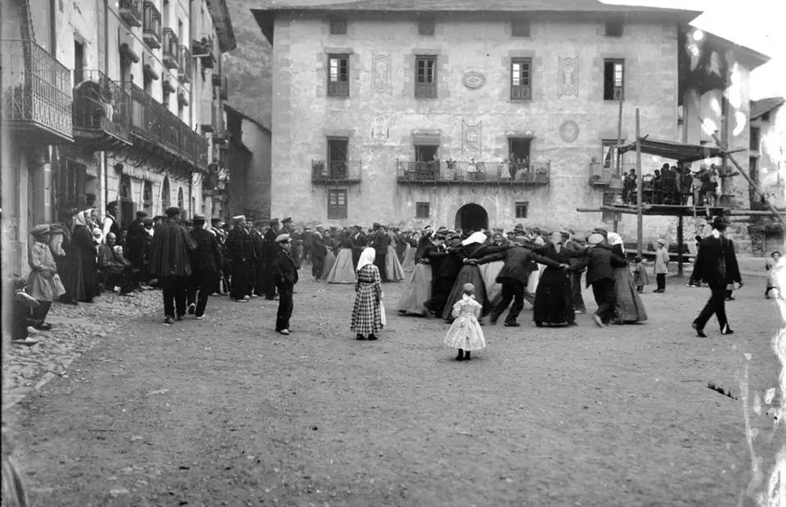 En aquesta fotografia del 1906 la decoració de Casa Guillemó encara era perceptible.