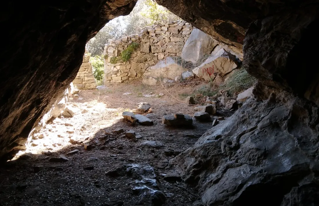 La sala principal de la cova, amb el mur que en cobreix part de l’entrada: històricament s’hi van tancar els remats.