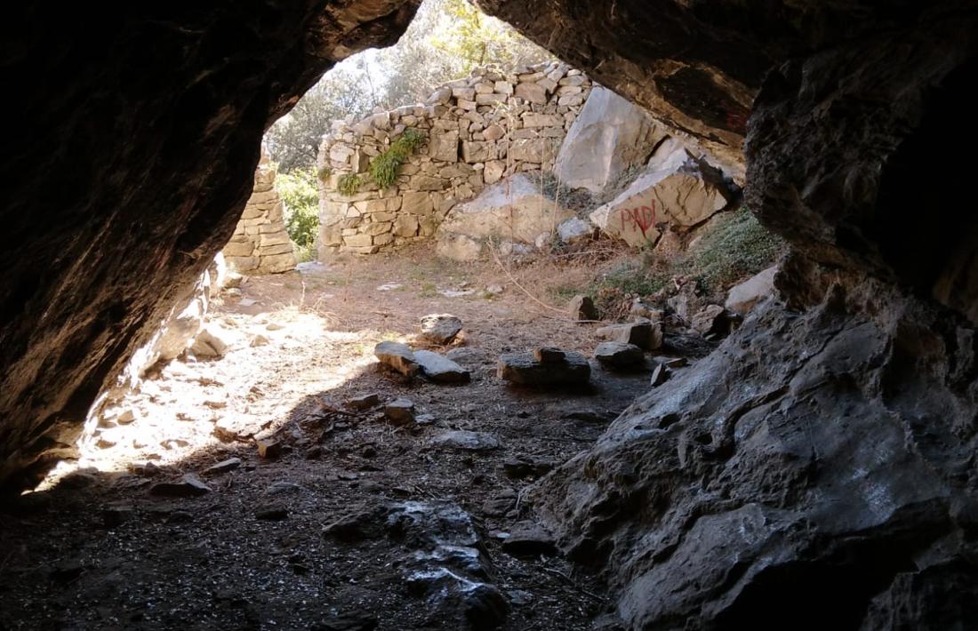 La sala principal de la cova, amb el mur que en cobreix part de l’entrada: històricament s’hi van tancar els remats.