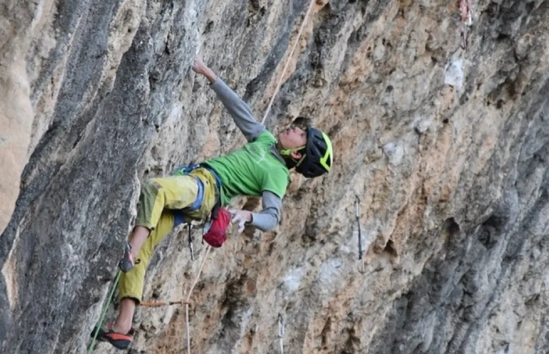 Roc Vergès, un joveníssim escalador, que amb 13 anys es va enfrontar amb èxit al seu primer 8c, al roc peramolí. 