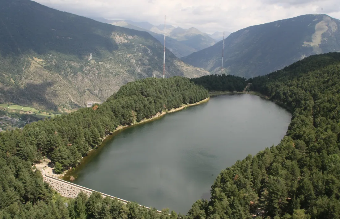 Vista aèria del llac d’Engolasters, la zona que Encamp vol revitalitzar.