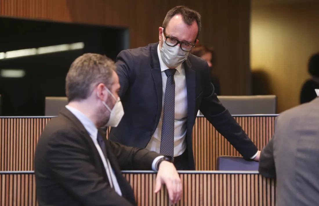 El ministre de Finances, Eric Jover, i el titular de Territori i Habitatge, Víctor Filloy, abans de l’inici de la sessió al Consell General.