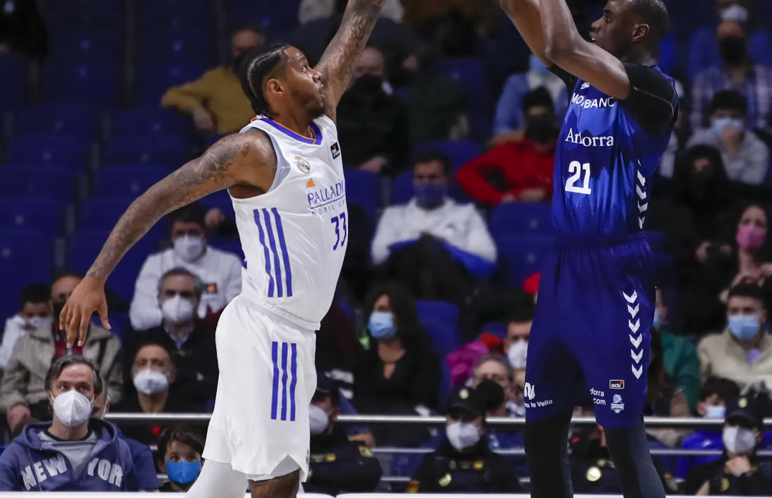 Moussa Diagne, defensat diumenge per Thompkins.