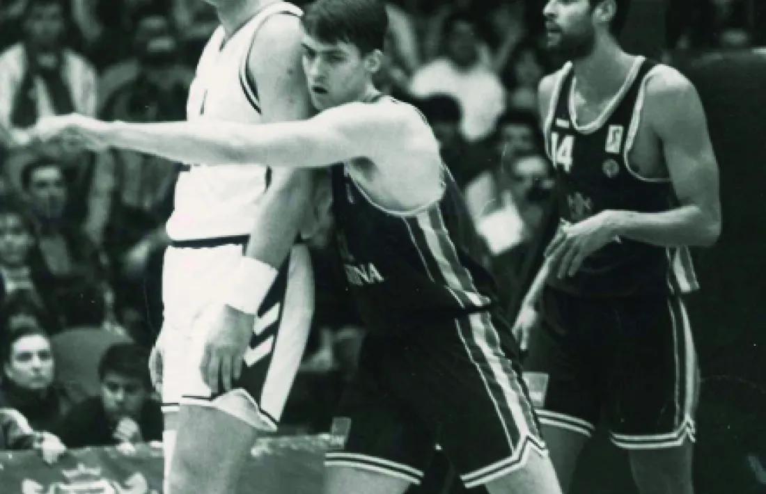 Godfread defensant Arvydas Sabonis i al seu costat ‘Piculín’.