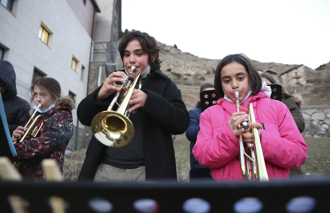 La Canillo Band Tocant va amenitzar la crema al camp del Som.
