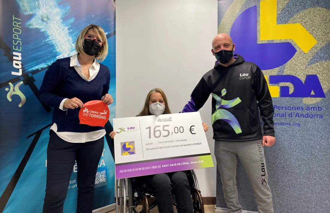 Un moment de l'entrega del xec a la presidenta d'Amida, Agustina Grandvallet.