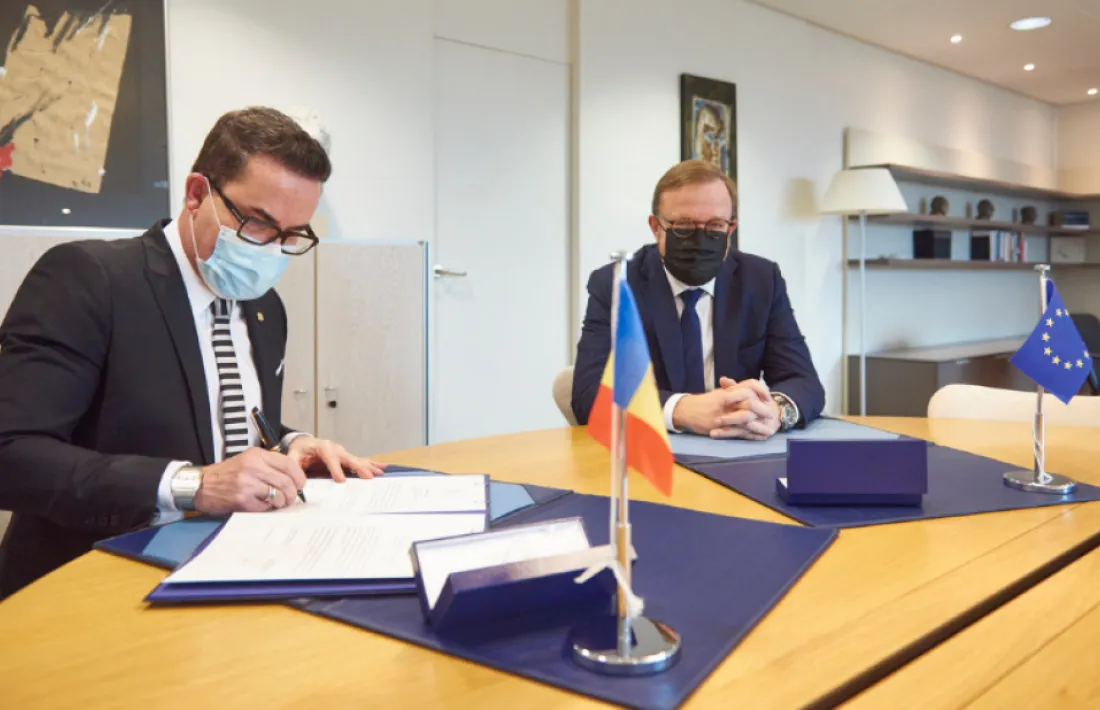 El moment de la signatura del Conveni.