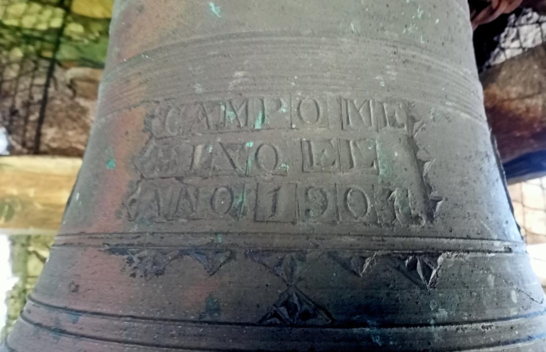 Com és habitual, el mestre que va fondre la campana va firmar la seva obra: “Campo me hizo el año 1904”.