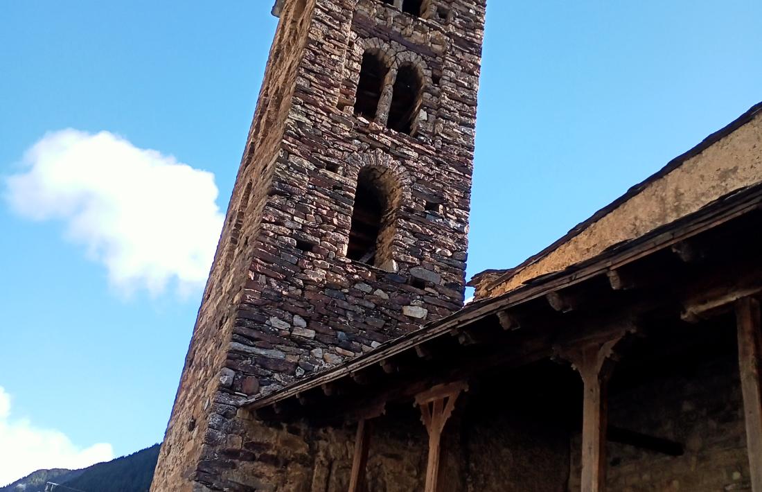 La campana es l'única inquilina del tercer pis del campanar.