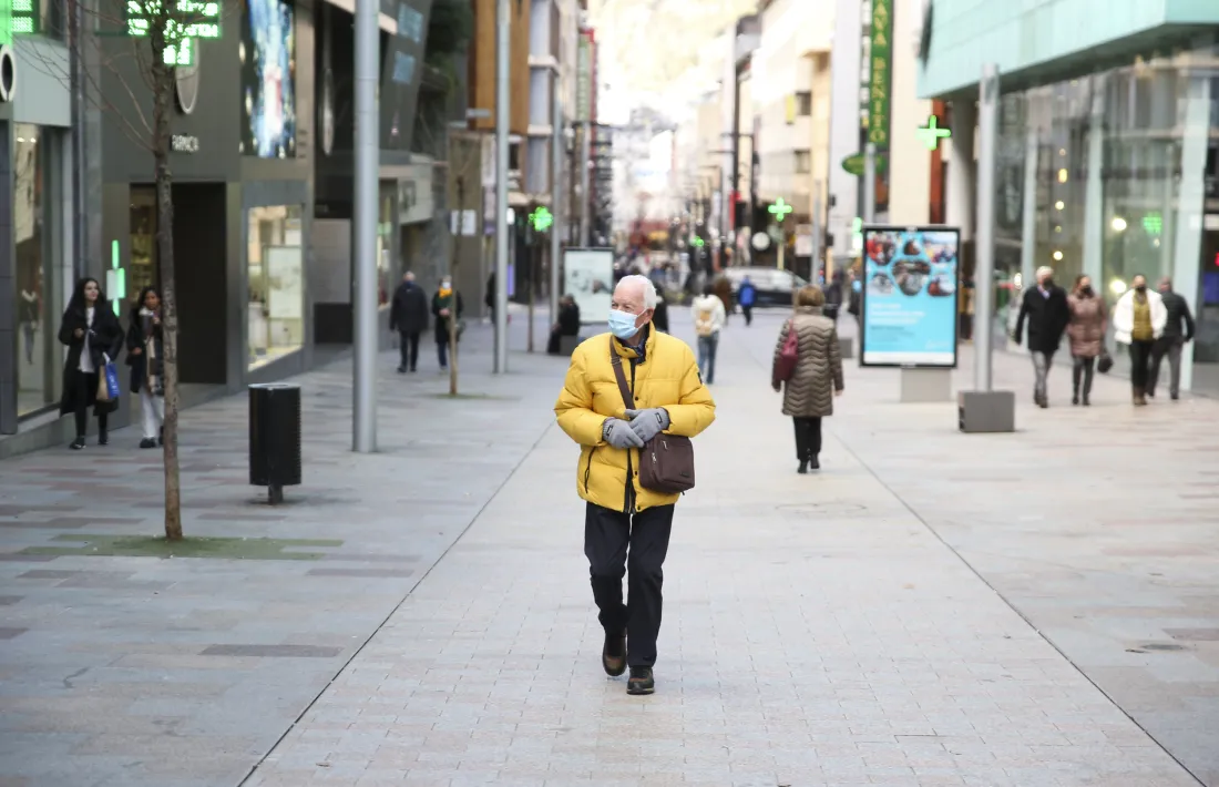 A l’avinguda Meritxell, es podia veure ahir al matí més gent amb mascareta que sense.