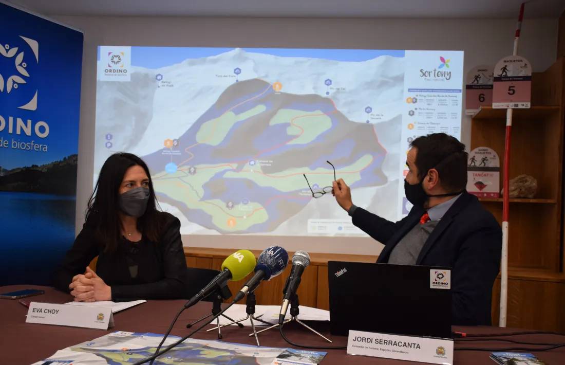 Un moment de la presentació dels nous circuits d'skimo i raquetes.