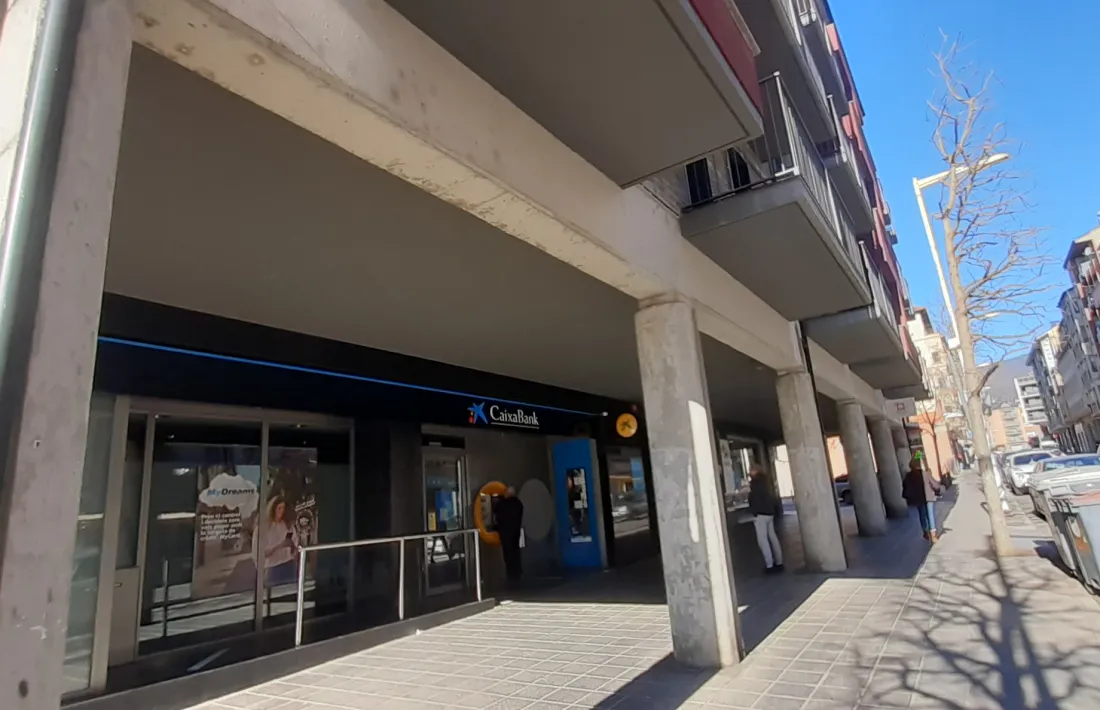 Exterior d’una de les oficines bancàries que encara queden a la capital de l’Alt Urgell, deseprés d’un èxode de nombroses entitats en l’última dècada. 
