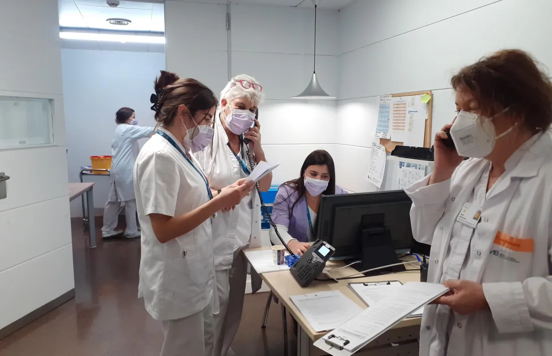 Professionals sanitaris al centre de vacunació de l’hospital.