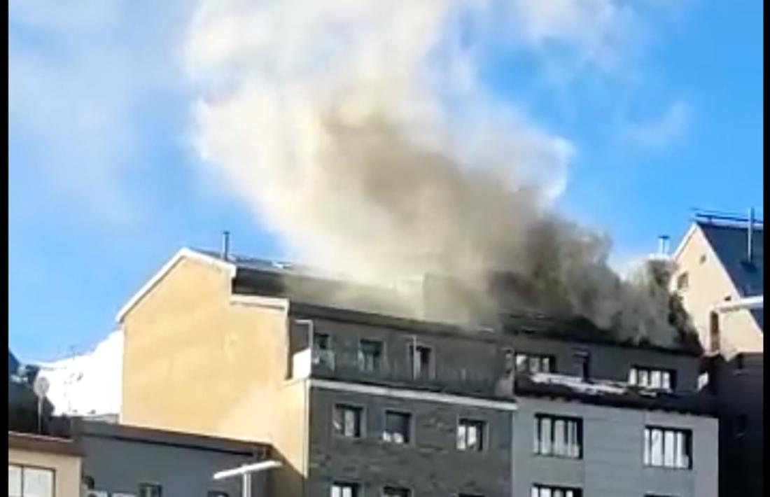 L'incendi que s'ha produït aquest matí al Pas de la Casa.