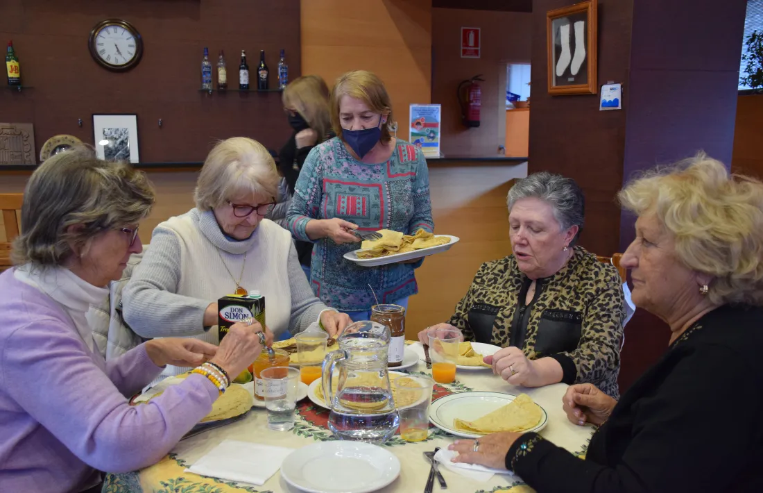 Creps pel berenar per la gent gran d'Ordino a la Casa Pairal.