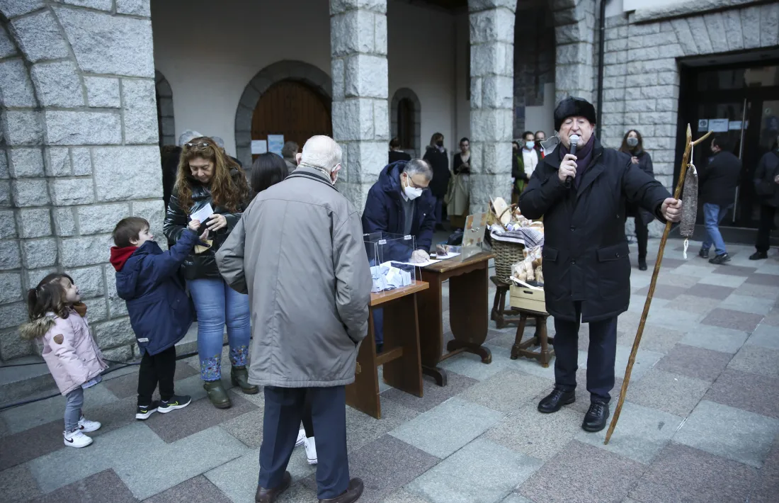 Un instant del sorteig dels lots dels tradicionals Encants de Sant Antoni.