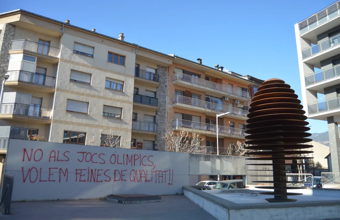 Grafit en una plaça de la capital alturgellenca que mostra el rebuig de certes capes de la població envers la idea dels Jocs d’Hivern. 