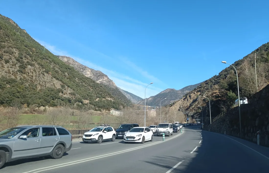 Vehicles fent cua aquest migdia per abandonar el país a la CG-1, en direcció sud.