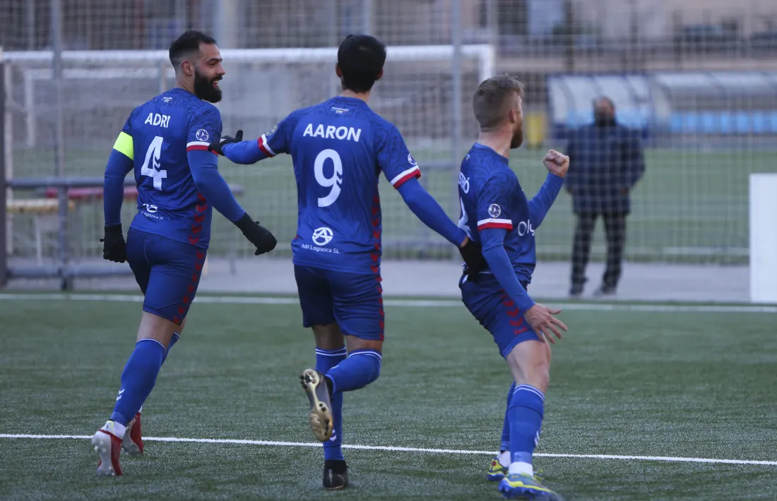 Aleix Cisteró, de l’Atlètic Escaldes, celebra el gol de l’empat contra l’FC Santa Coloma.