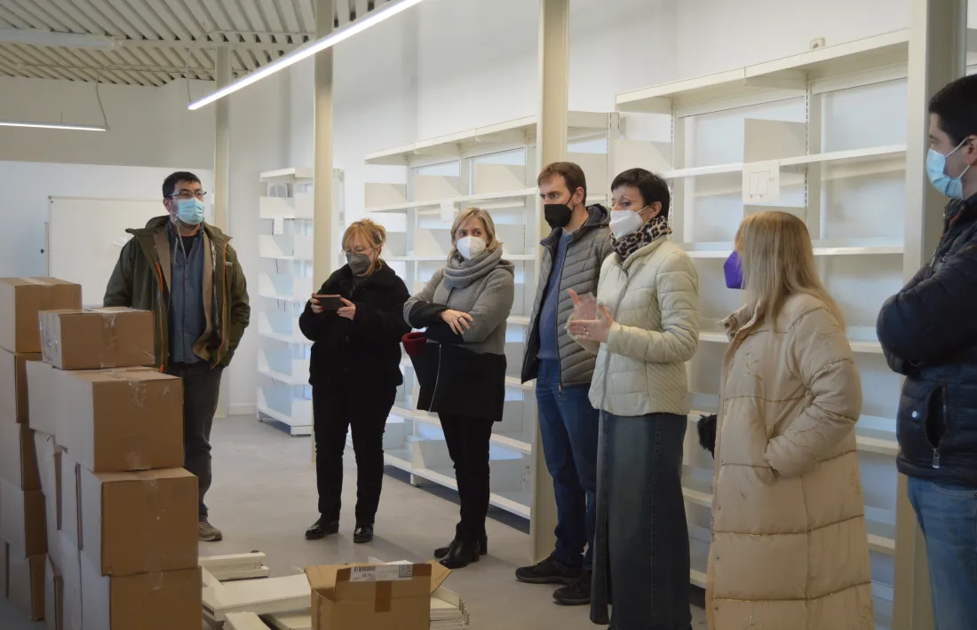La directora de l'equipament, Lourdes Esteve, explica la renovació de la biblioteca. 