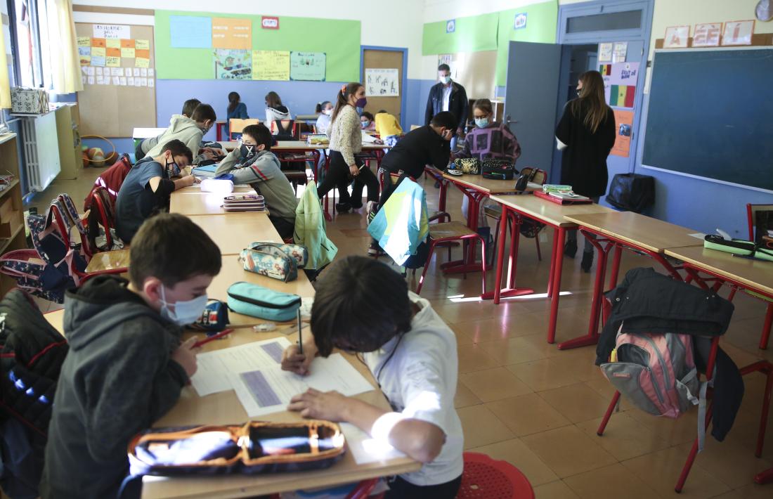 Salut està estudiant eliminar l’obligatorietat d’ús de la mascareta a les aules en les properes setmanes.